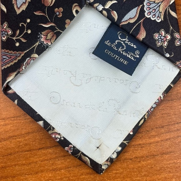 Oscar de la Renta Silk Floral Tie Thin Hand Sewn Hand Bar Tack - Picture 3 of 15